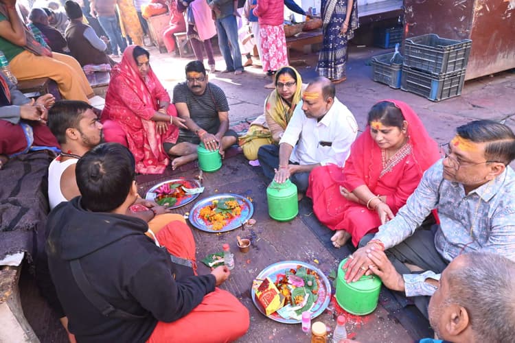 Deoghar News : नववर्ष से पहले बाबा मंदिर में भीड़, 50 हजार श्रद्धालुओं ने किया जलार्पण