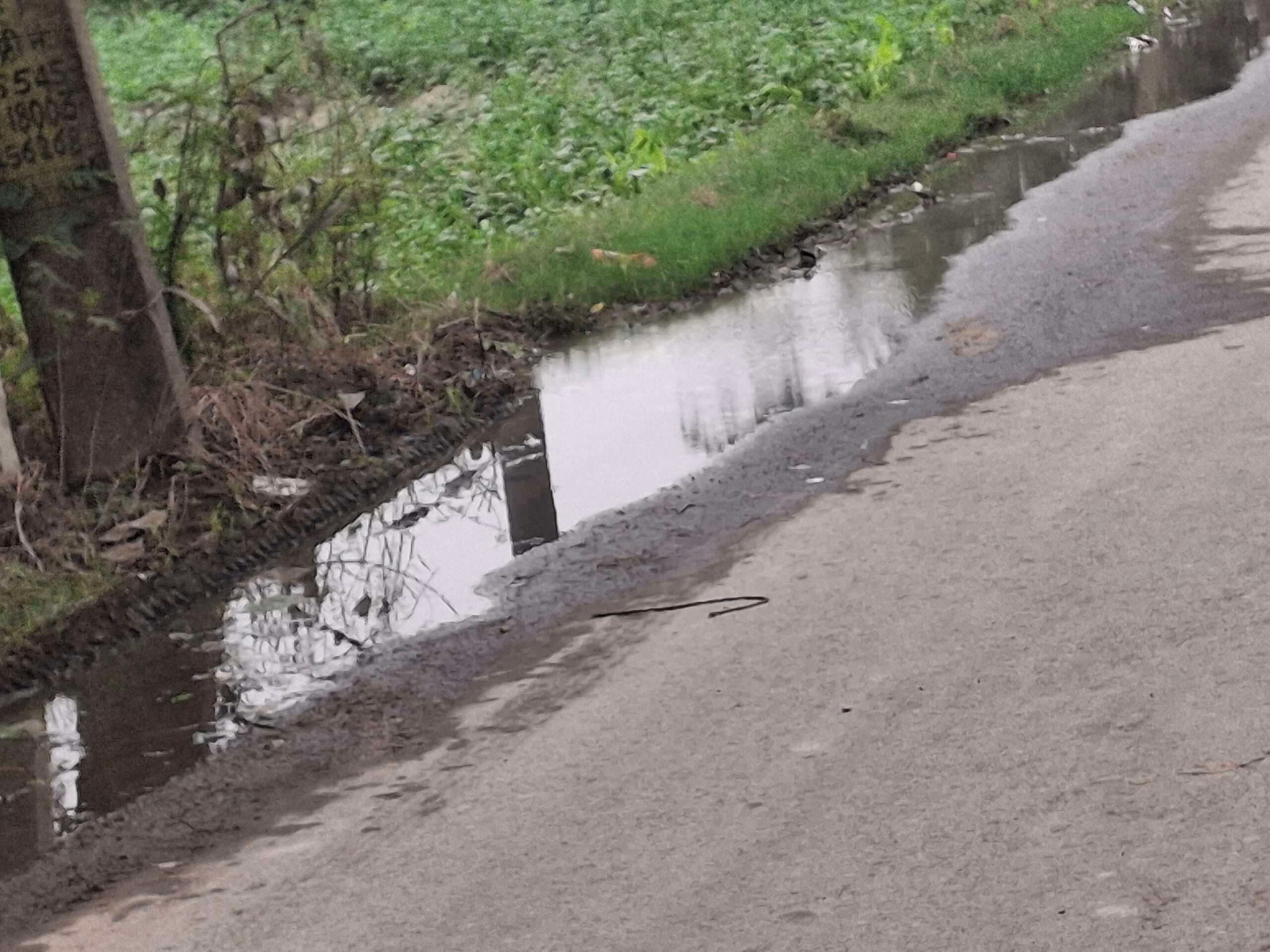 Samastipur News:4 महीने से सड़क पर बह रहा पानी, प्रशासन अनजान