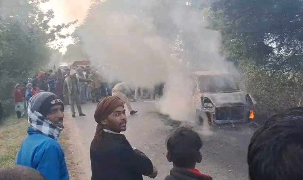 तेज रफ्तार कार में लगी आग, बाल-बाल बचा चालक