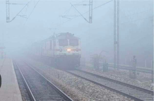 कुहासा के कारण तकरीबन एक दर्जन ट्रेनें चली विलंब