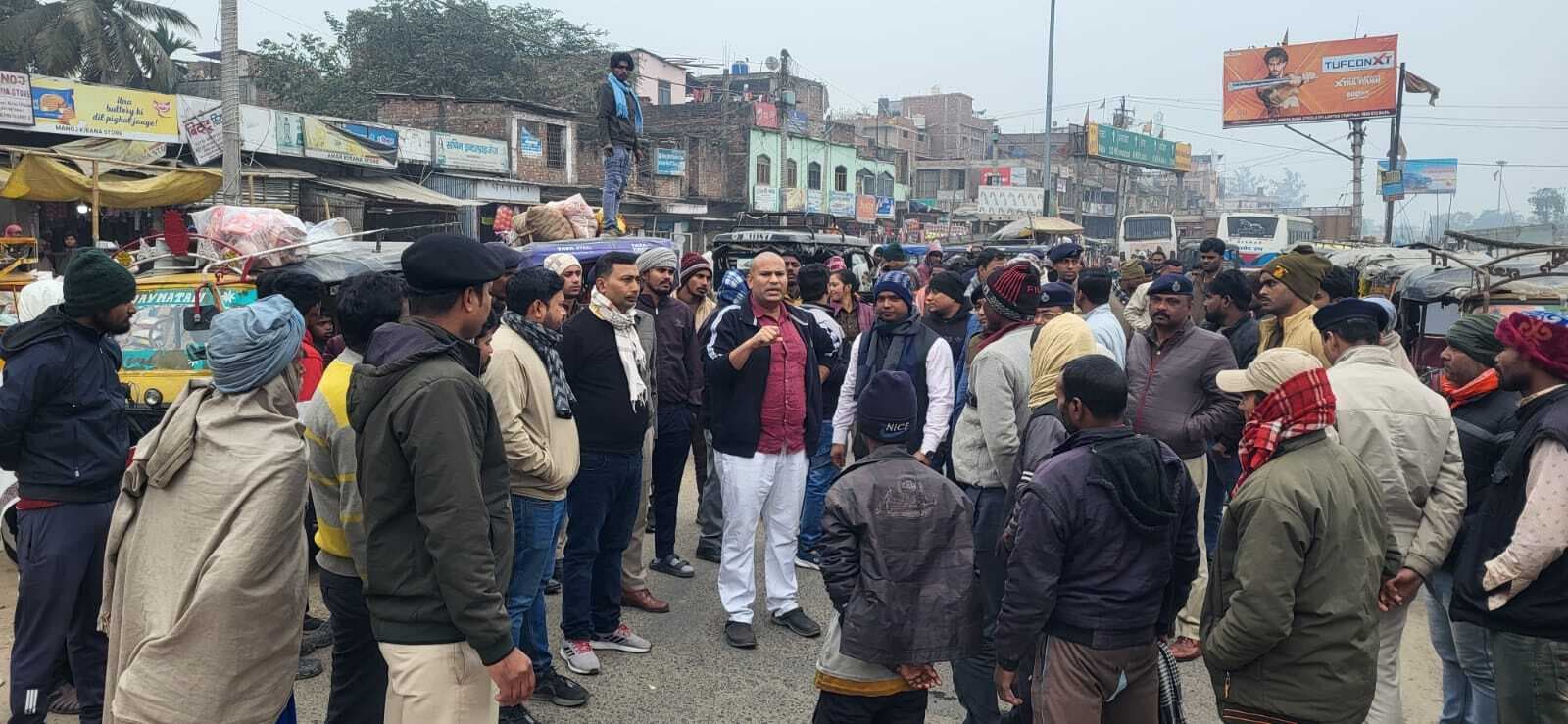 गेड़ाबाड़ी में जाम से निपटने को एसडीओ ने किया निरीक्षण