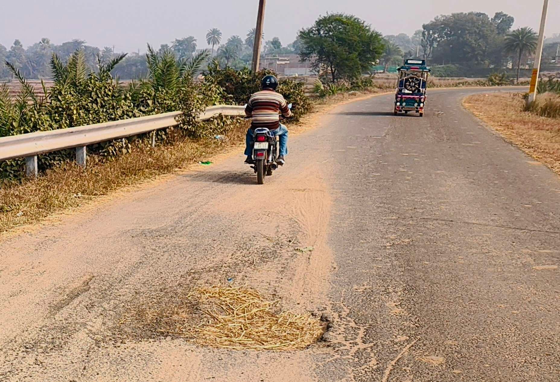 बरमसिया जानेवाली सड़क की परतें उखड़ी, हादसे का डर