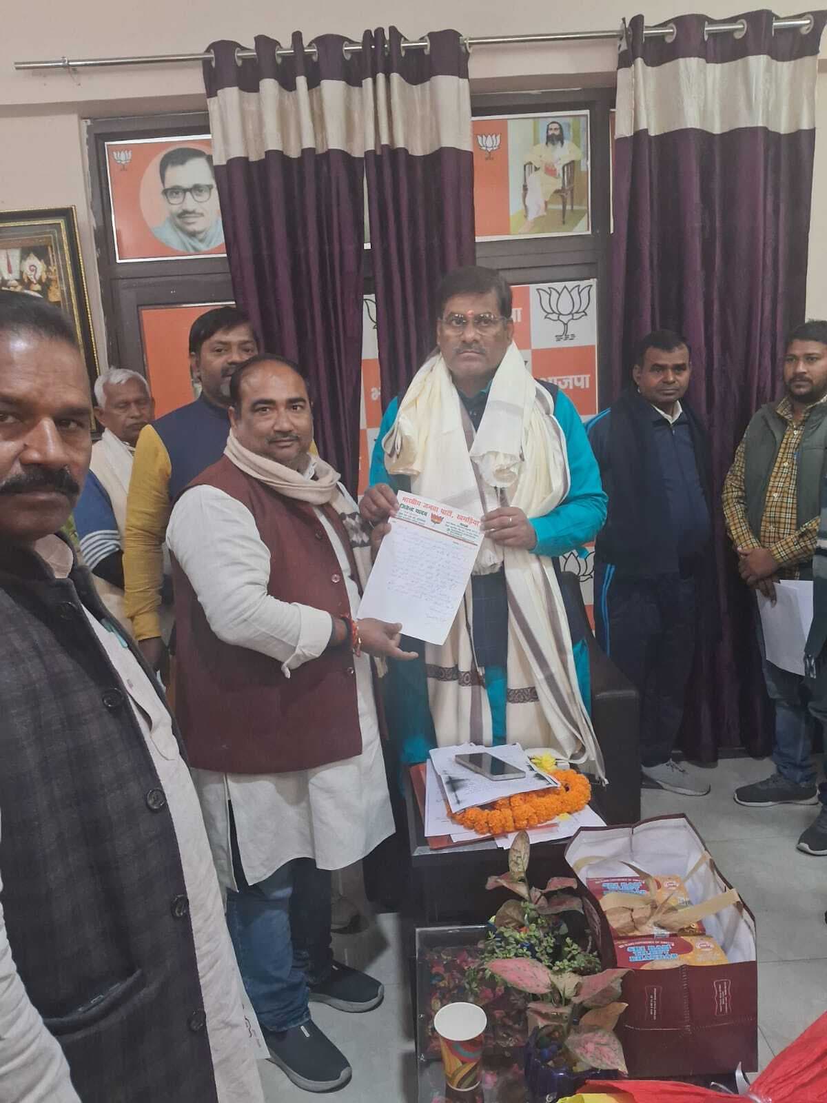 बिस्कोमान भवन निर्माण की मांग को ले भाजपा जिला उपाध्यक्ष ने मंत्री को सौंपा ज्ञापन