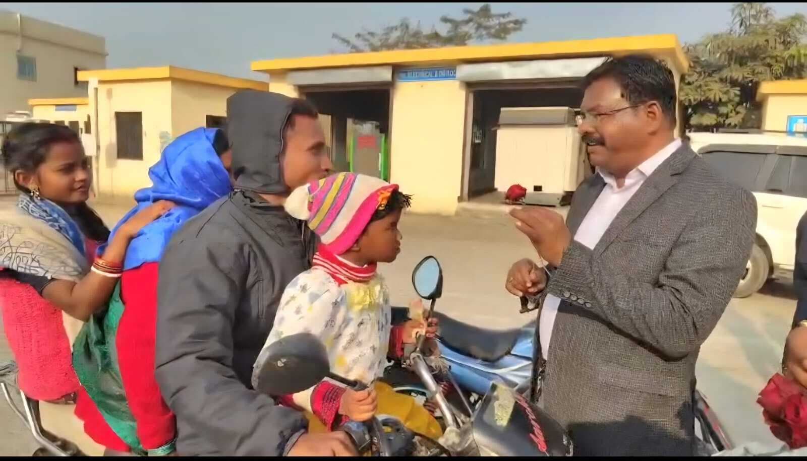 यातायात नियम तोड़नेवालों को गुलाब देकर समझाया