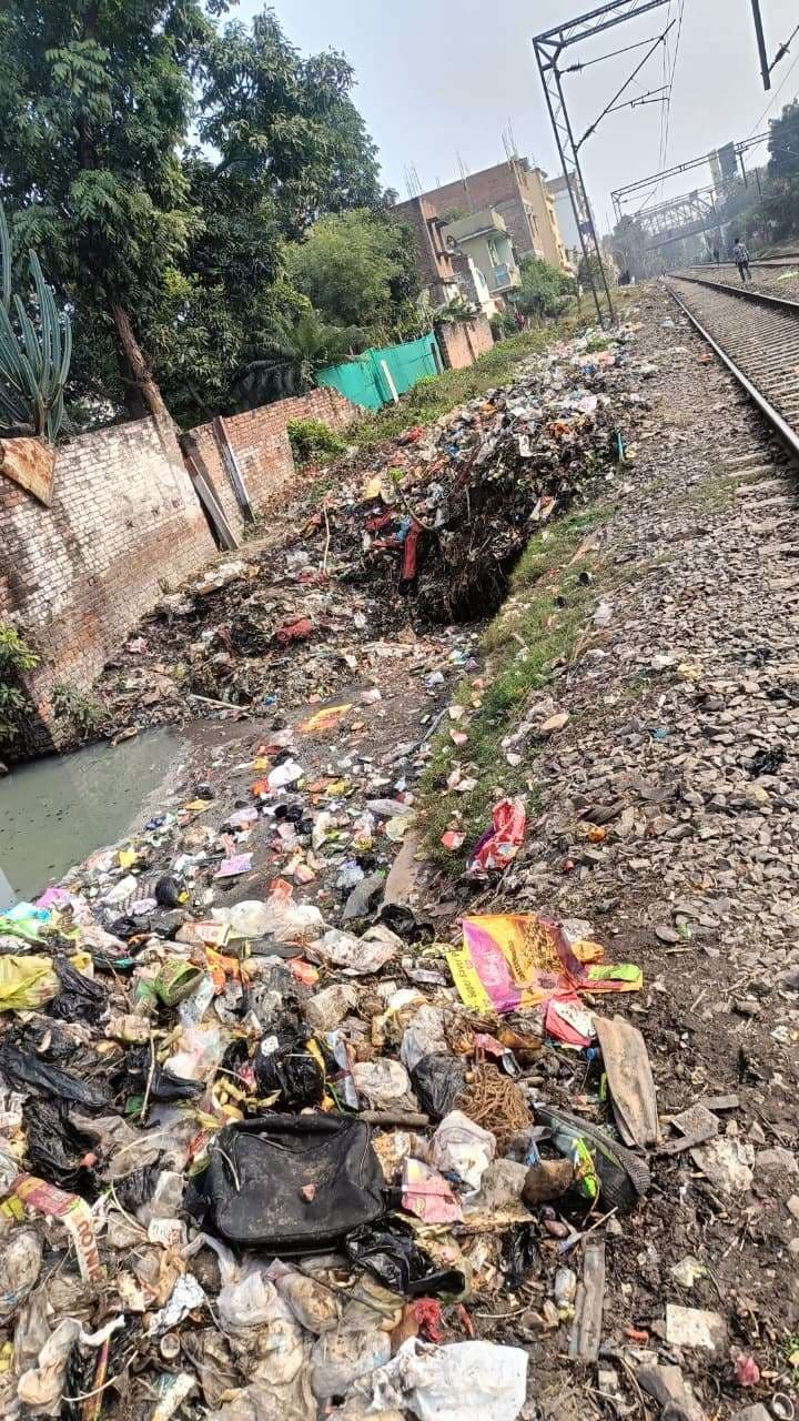 Samastipur News:समस्तीपुर-कर्पूरीग्राम ट्रैक किनारे अवैध दुकानों पर रेलवे करेगा कार्रवाई