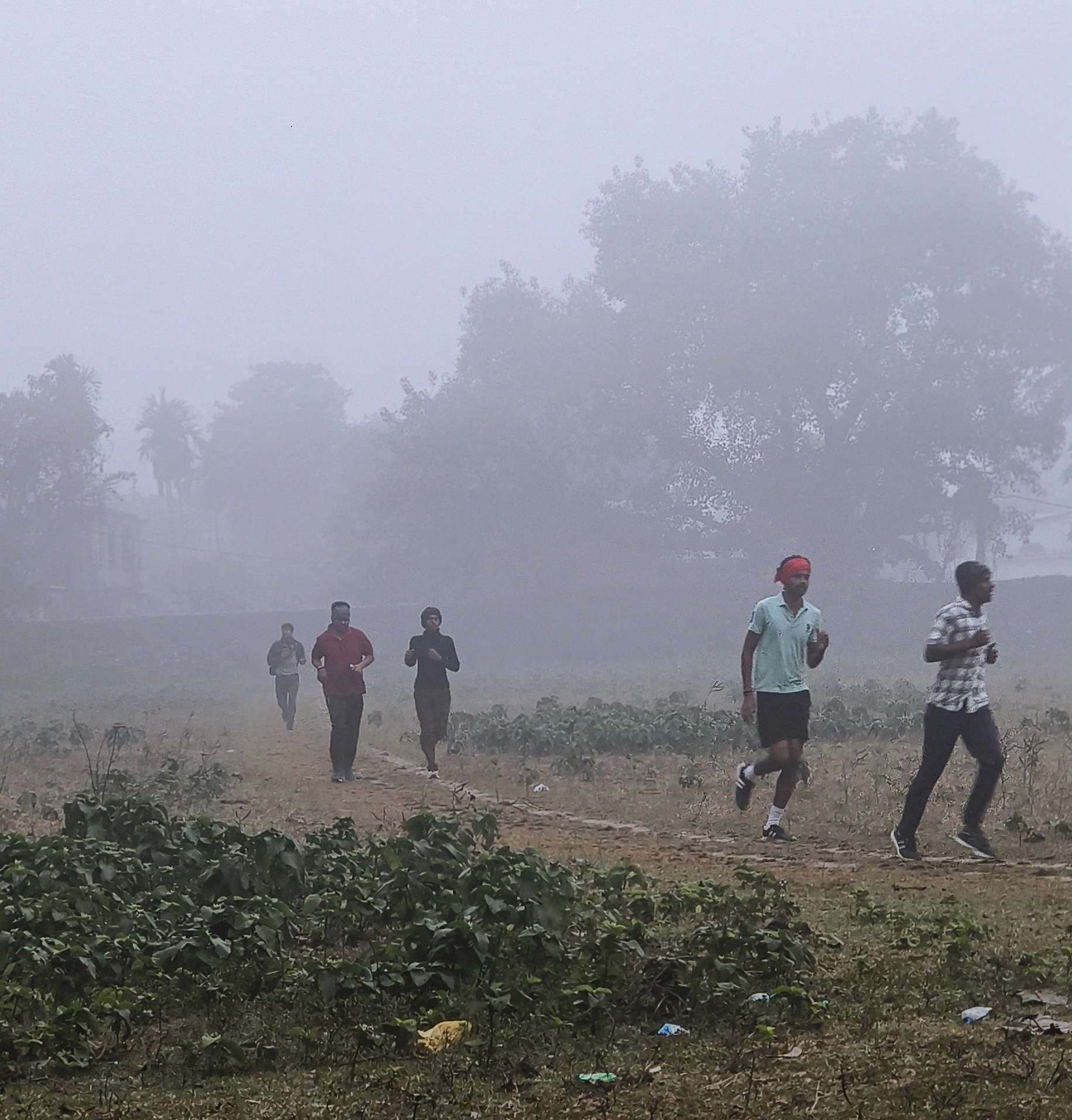 ठाकुरगंज हाईस्कूल के मैदान में झाड़ी व गंदगी का फरमार