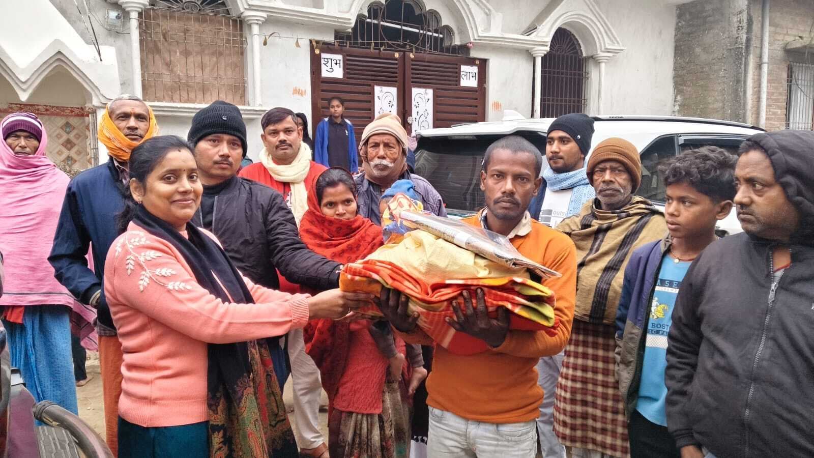 मथुरापुर अग्निपीड़ितों के बीच नगर सभापति ने किया राहत सामग्री का वितरण