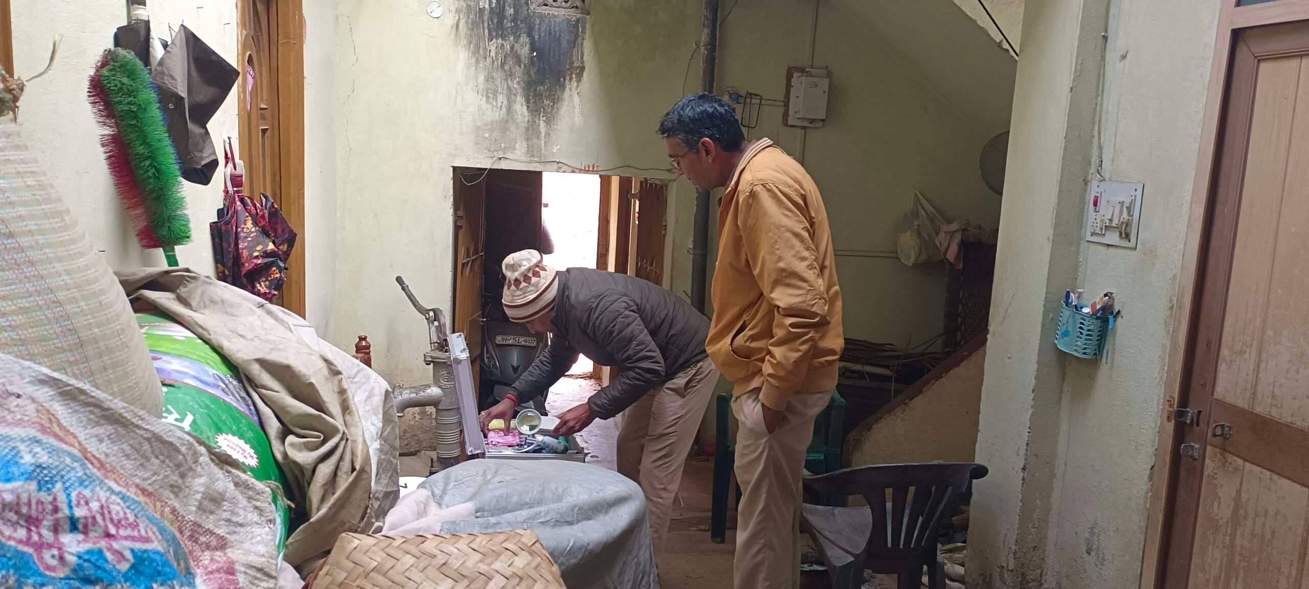 Deoghar news : बेटे बाहर करते है नौकरी, घर में अकेली महिला को पाकर चोरों ने लाखों के जेवरात उड़ाये