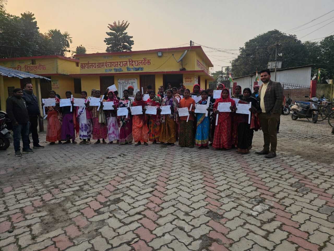 24 भूमिहीन परिवारों के बीच बासगीत पर्चा वितरित