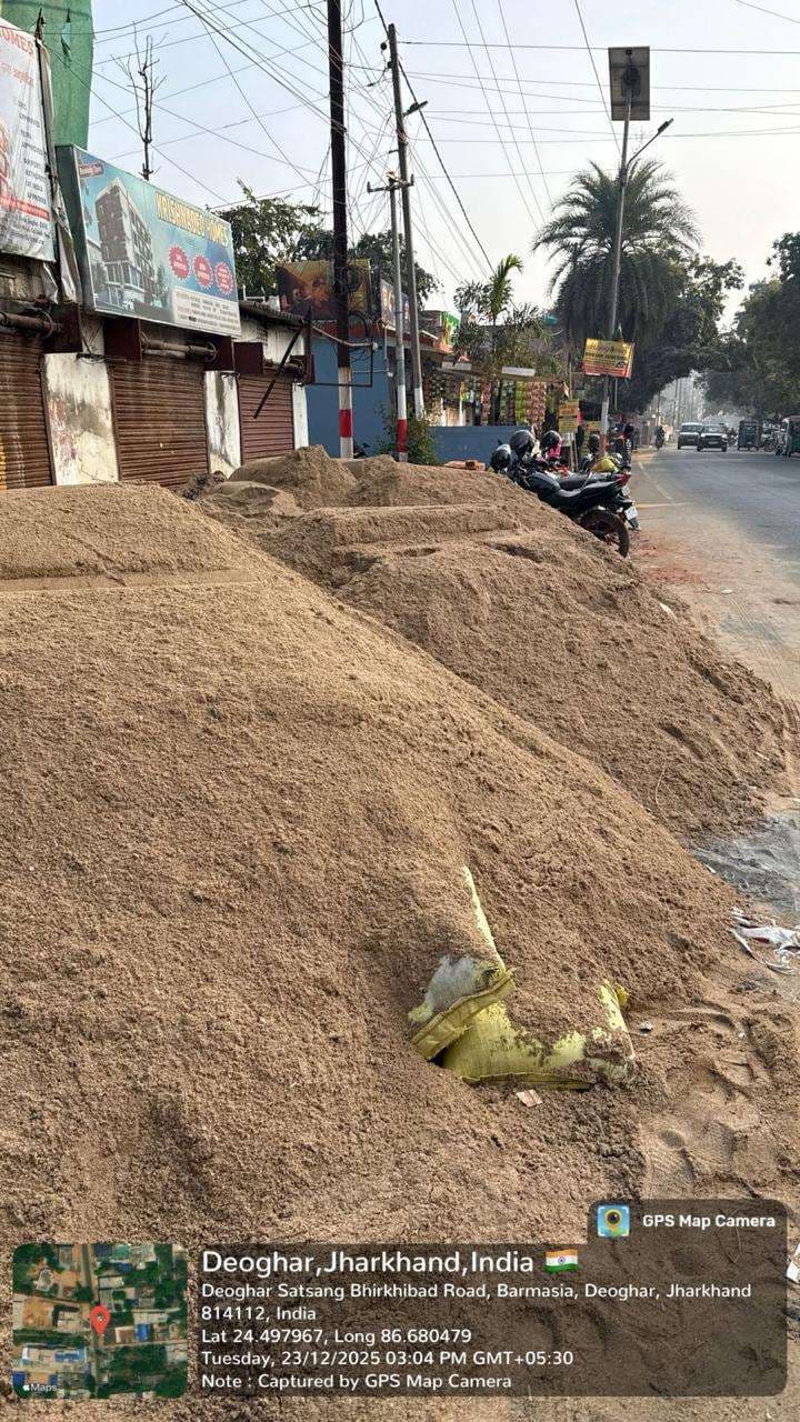 Deoghar news : वीआइपी चौक पर मछली बेचने वालों पर कार्रवाई, निगम ने 15 दुकानों से 15,200  जुर्माना वसूला