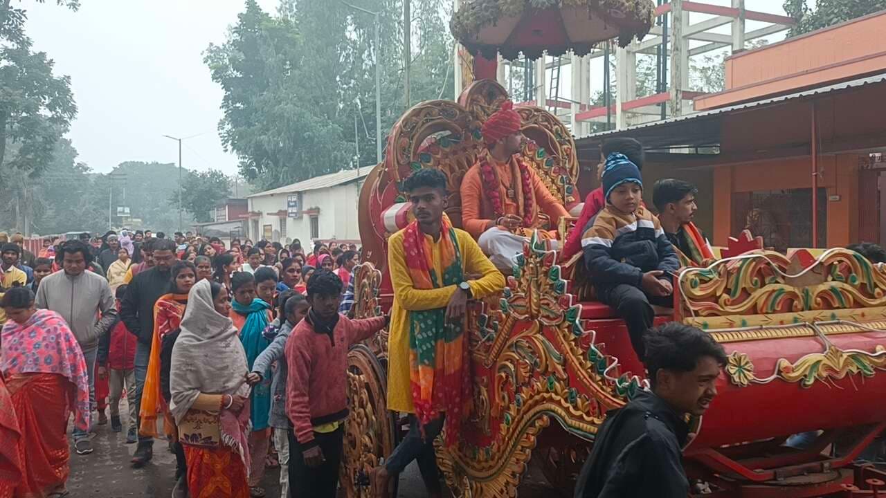 नौ दिवसीय श्रीराम कथा के अंतिम खेली गयी फूलो की होली