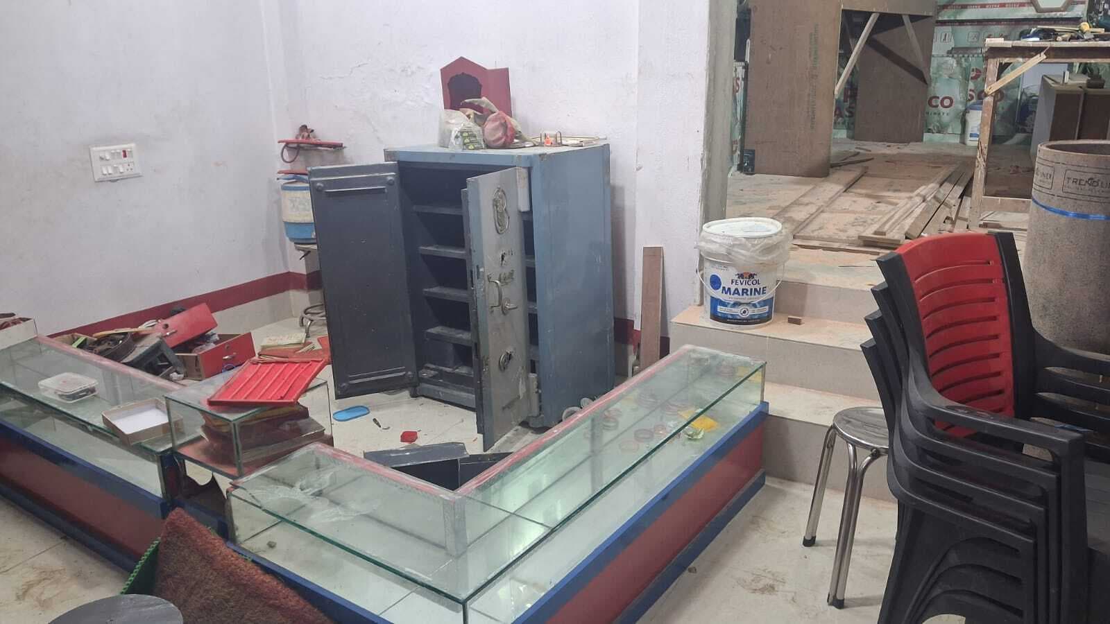 ज्वेलरी दुकान से डेढ़ किलो चांदी व 60 ग्राम सोने की हुई चोरी