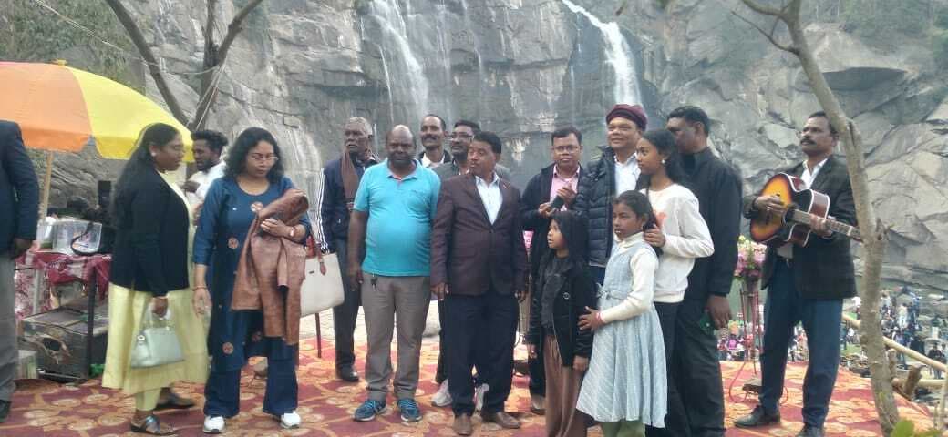 कल्याण मंत्री ने हुंडरू फॉल की वादियों का आनंद लिया