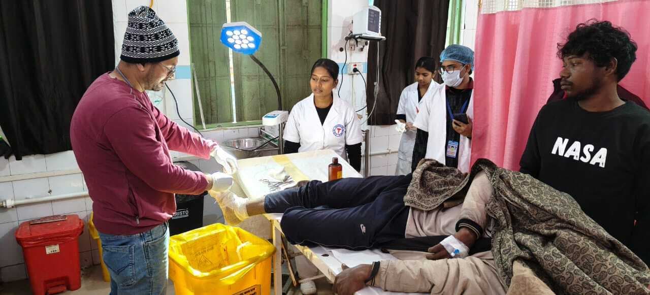 चारा काटने वाली मशीन में पैर जाने से युवक जख्मी, रेफर