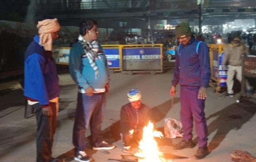 सरसरी पछुआ हवा ने बढ़ा दी फिर से ठंड, दिनभर नहीं निकले सूर्यदेव