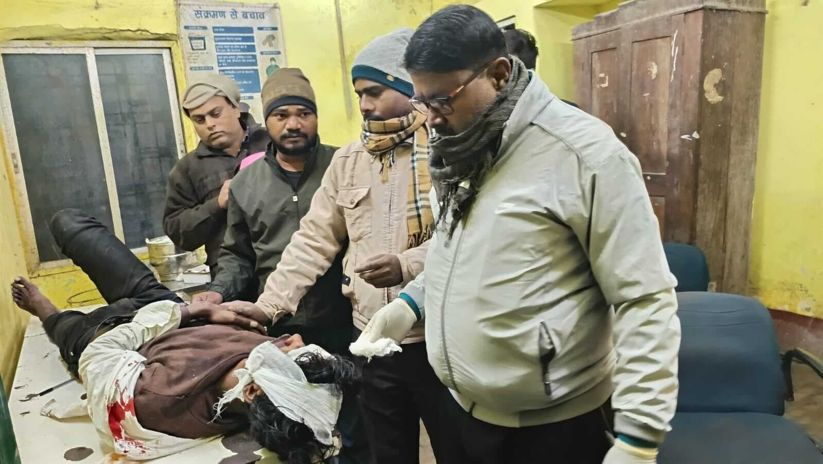 दो बाइकों की आमने-सामने की टक्कर में चार लोग जख्मी