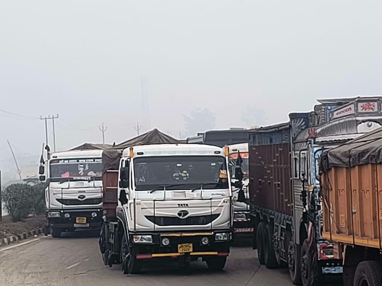 एनएच-19 पर 24 घंटे से महाजाम, 10 किमी तक वाहनों की लगीं कतारें