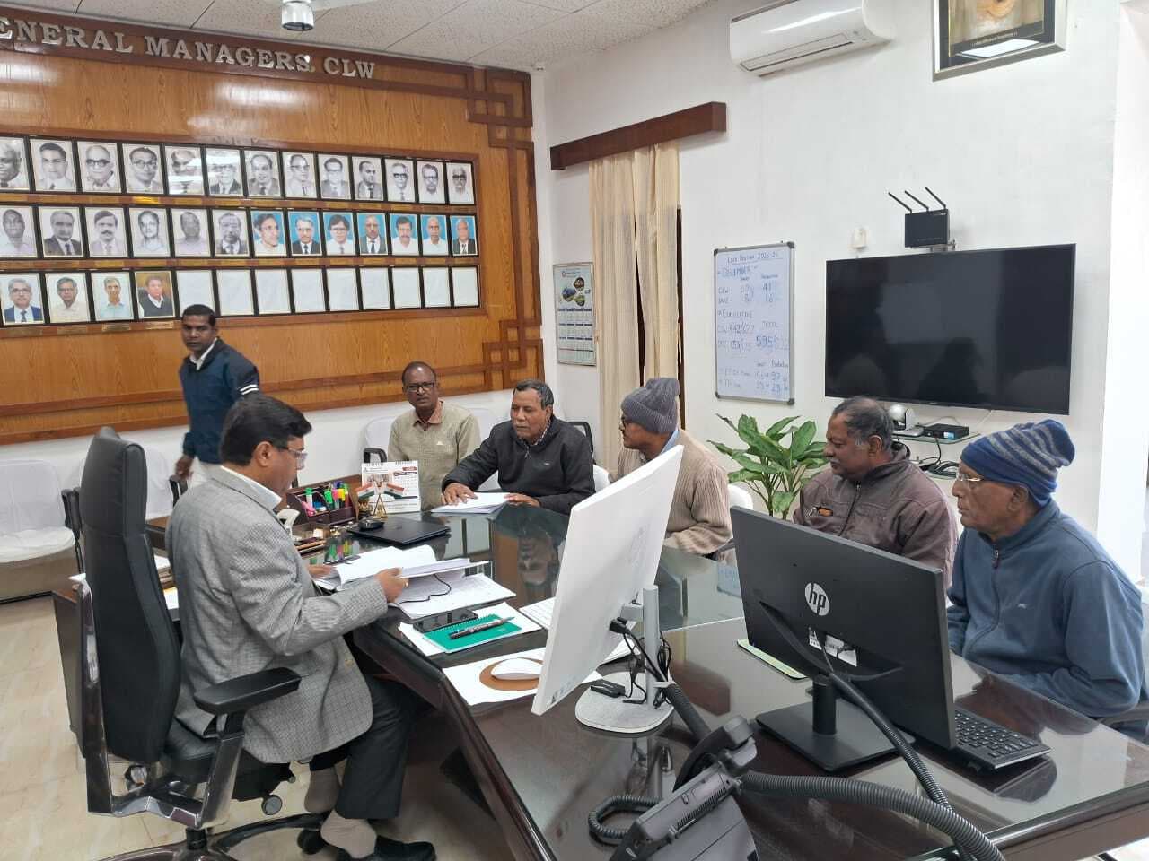 पेंशन भोगियों ने पीएम के नाम चिरेका जीएम को सौंपा मांगपत्र