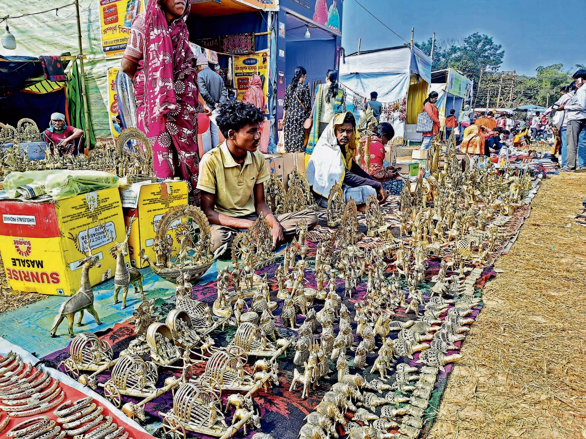 पौष मेला में आये डोकरा शिल्पकारों में छायी मायूसी, बिक्री नहीं होने से बढ़ी चिंता