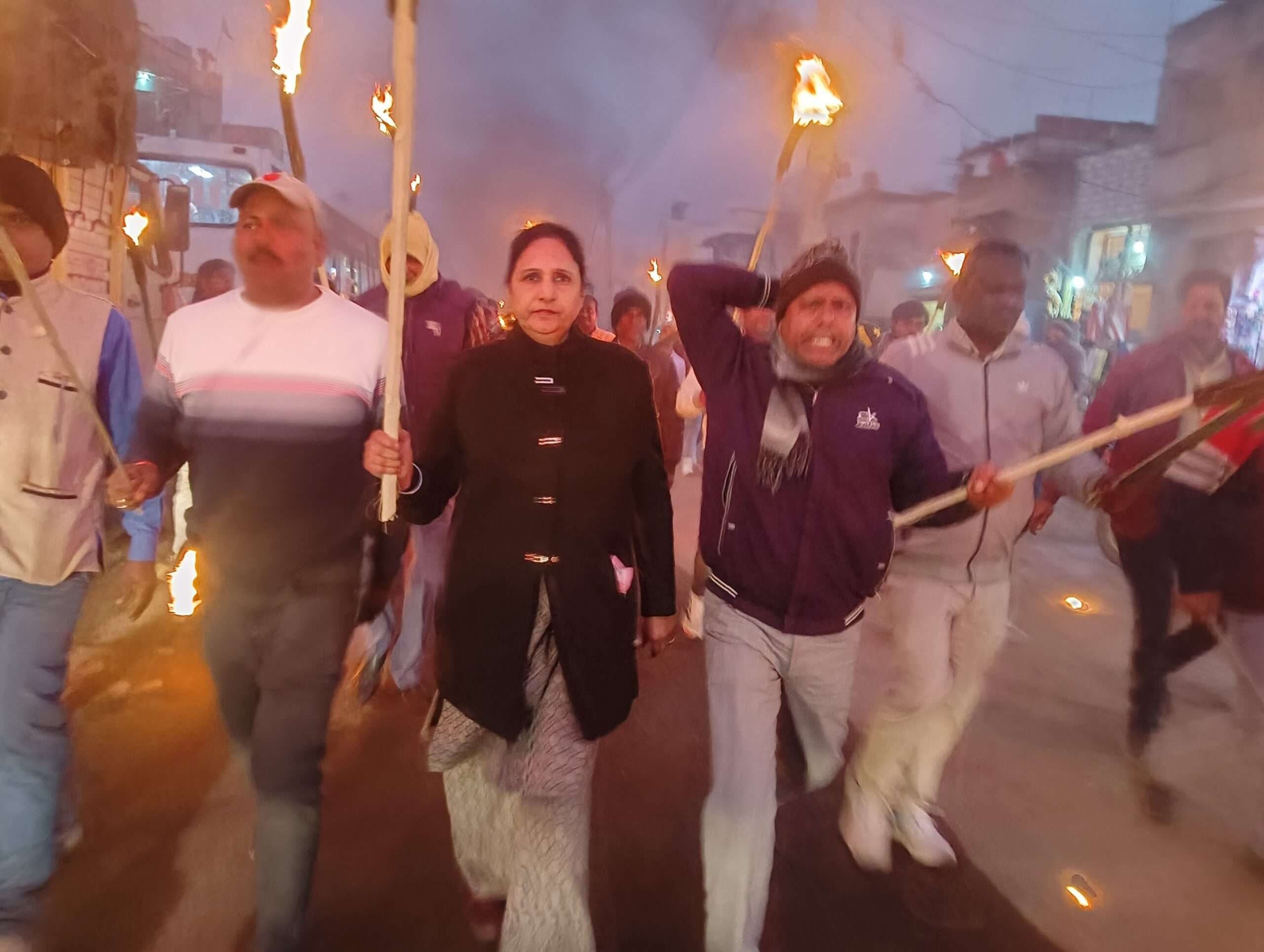 Giridih News: अटल प्रतिमा के अर्धनिर्मित चबूतरे को हटाये जाने का विरोध