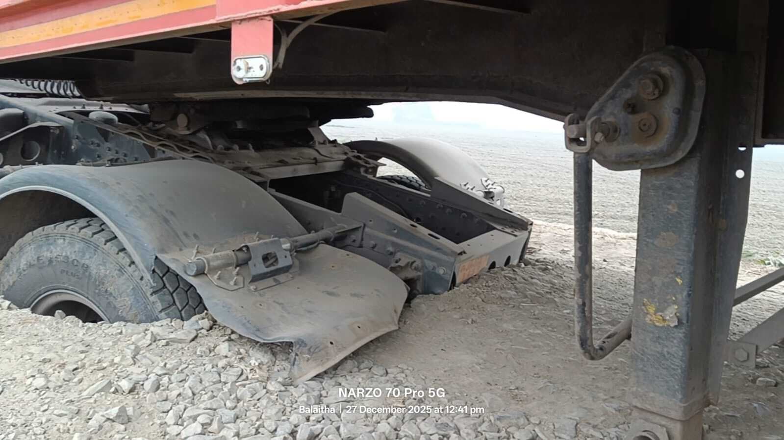 दिघौन पंचायत में ट्रक के चक्के से धंसकर टूटा पुलिया का छत, हड़कंप