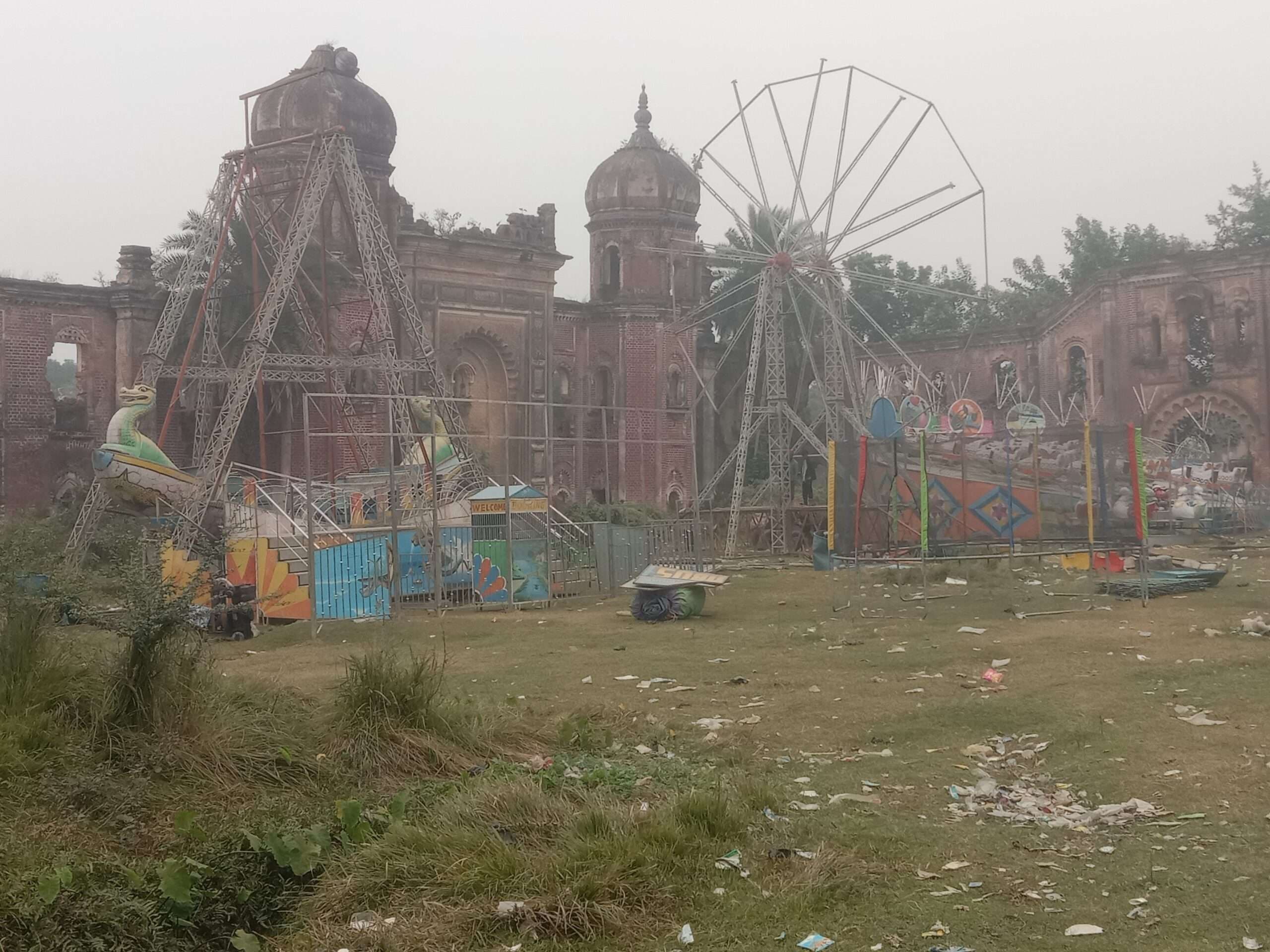 Madhubani News : राज पैलेस में नववर्ष में सैलानियों की सुविधा के लिए अस्थायी बन रहा फूड पार्क