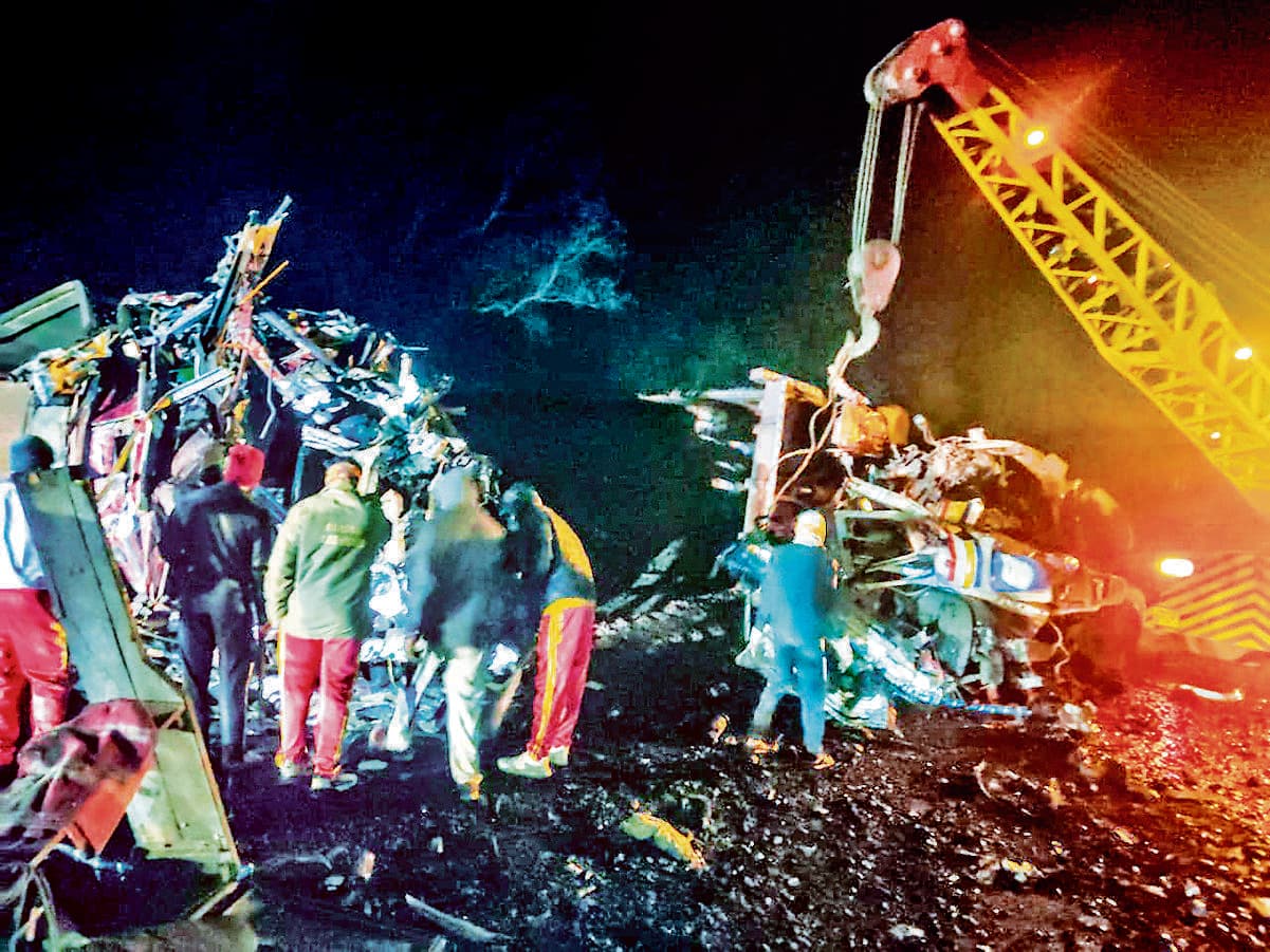 Rourkela News : आमने-सामने की जोरदार टक्कर के बाद ट्रक व हाइवा में लगी आग, दोनों चालकों की मौत