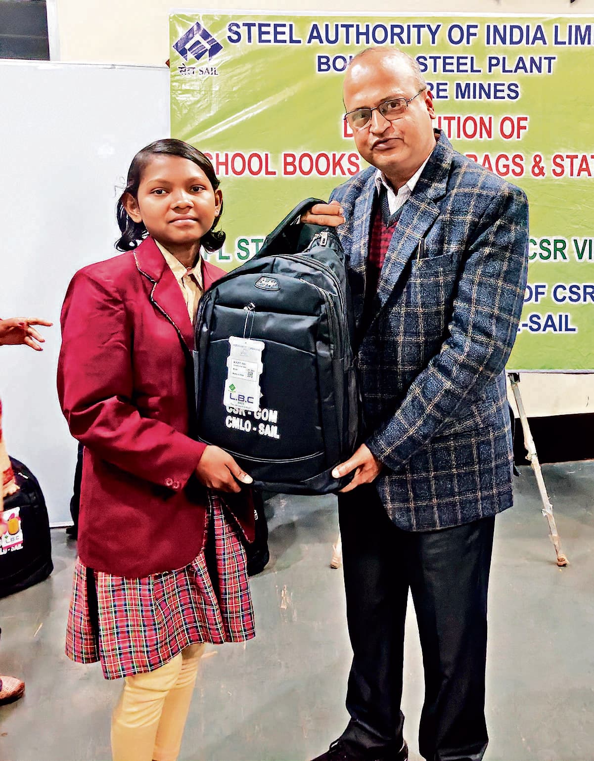 Chaibasa News : गुवा सेल की पहल, 50 बच्चों को मिली शैक्षणिक सामग्री