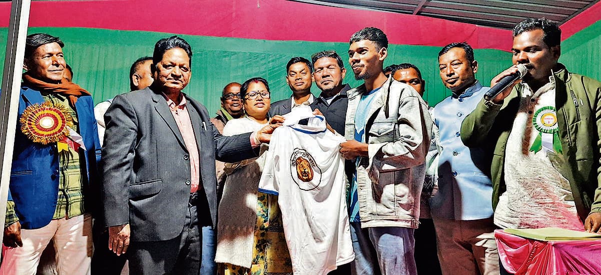 Chaibasa News : बैलून फोड़ में सूरजो व हांडी फोड़ में मनीषा अव्वल