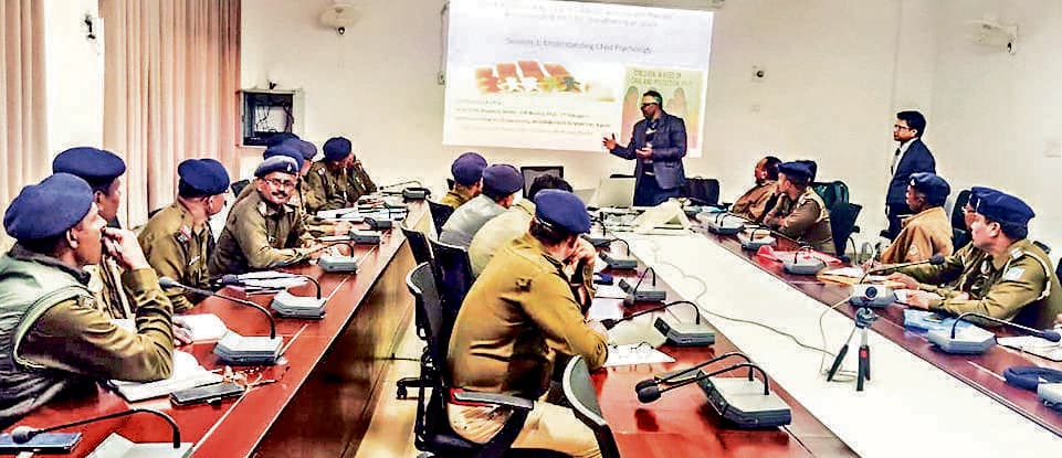 Chaibasa News : बच्चों के हित में पुलिस संवेदनशील बने : एसपी