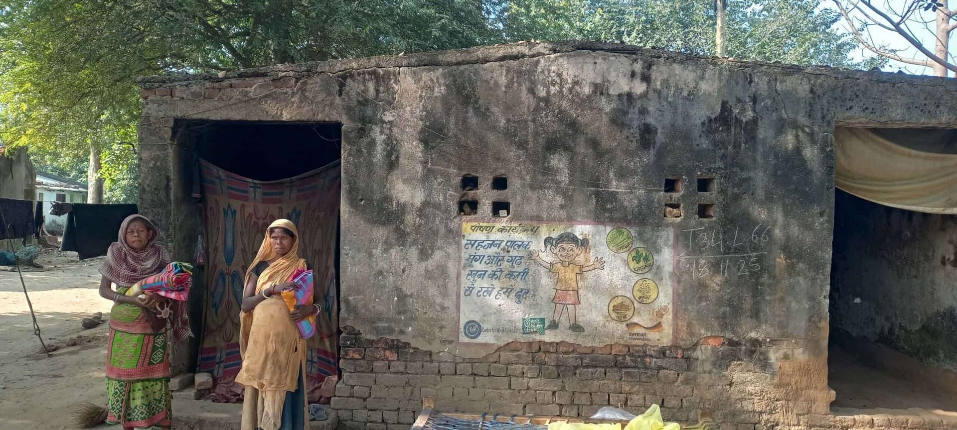 East Singhbhum News : सबरों के आवास अधूरा छोड़ राशि लेकर बिचौलिये फरार, जर्जर घरों में ठिठुर रहे लोग