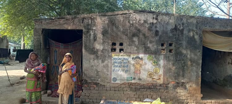 East Singhbhum News : सबरों के आवास अधूरा छोड़ राशि लेकर बिचौलिये फरार, जर्जर घरों में ठिठुर रहे लोग