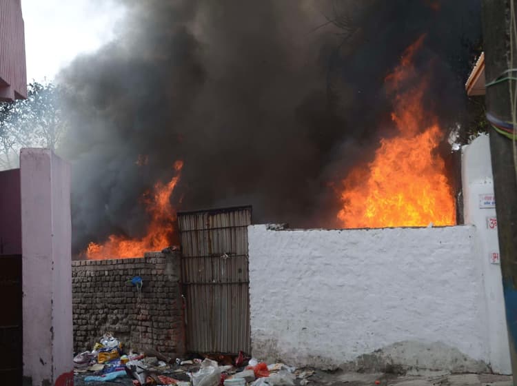 Dhanbad News: न्यू बैंक कॉलोनी : कबाड़ गोदाम में लगी भीषण आग, हजारों की संपत्ति खाक