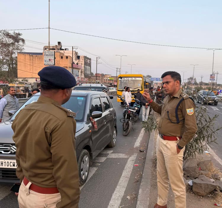Dhanbad News: रॉन्ग साइड से आ रहे वाहन चालकों पर एसएसपी ने की कार्रवाई