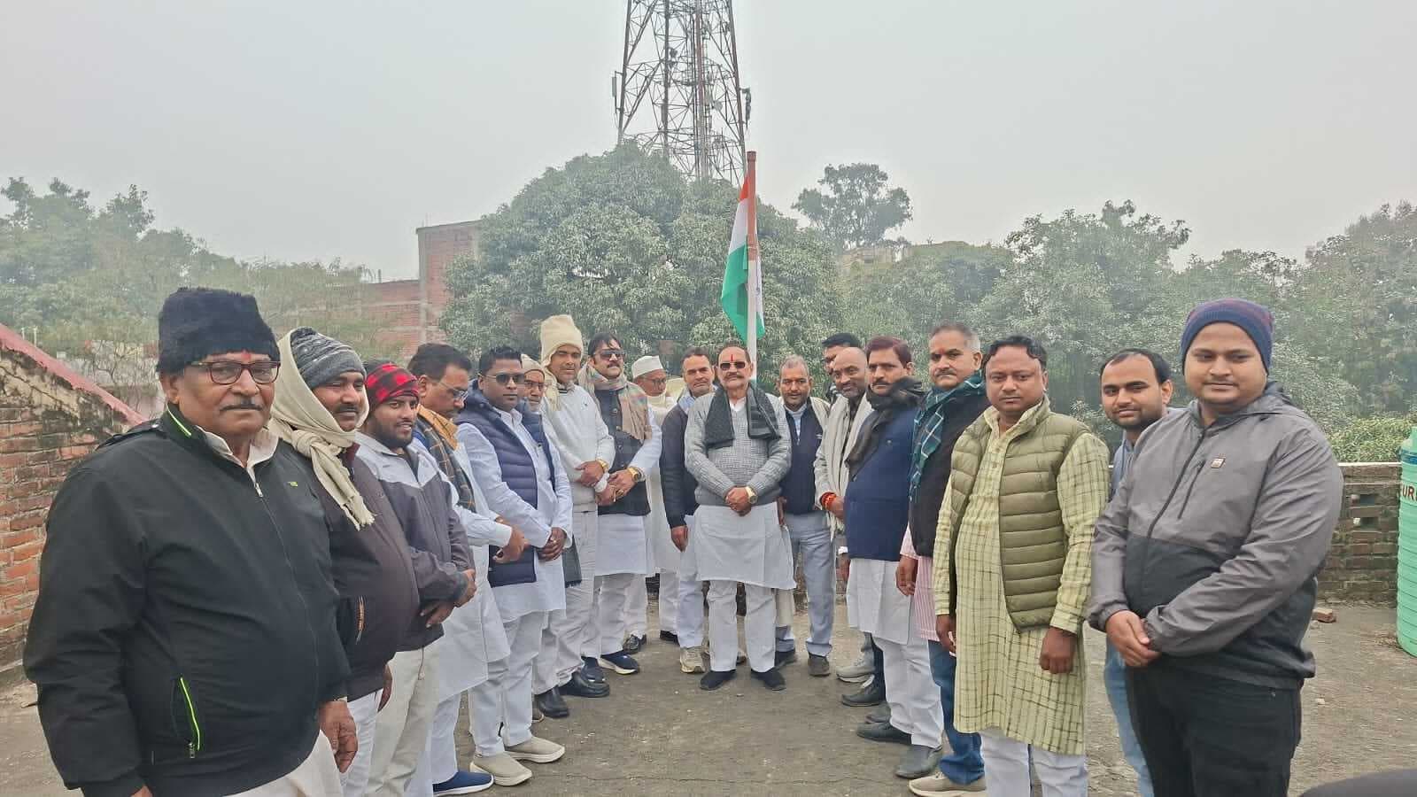 चरखा छाप झंडे को सलामी, एकजुटता और संघर्ष का संकल्प