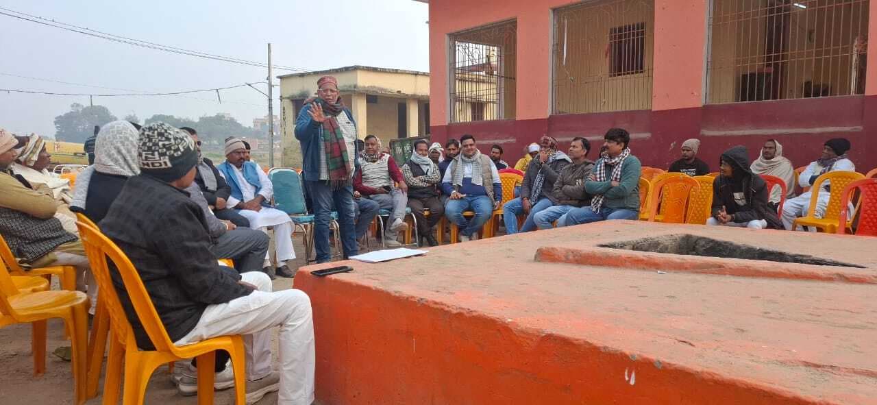 निर्माणाधीन नगर पंचायत भवन हटाने की मांग