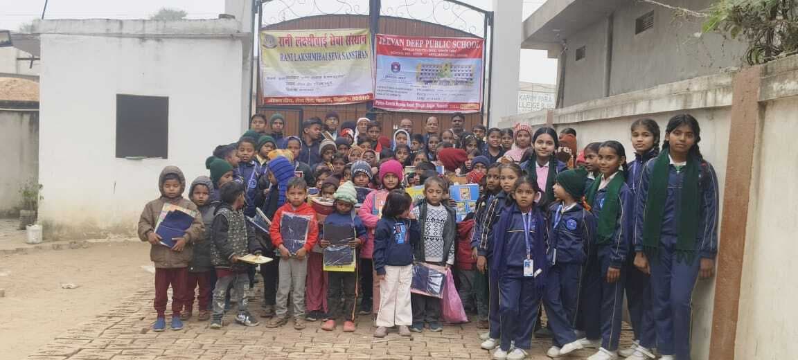 बच्चों के बीच वस्त्र व शैक्षणिक सामग्री वितरित