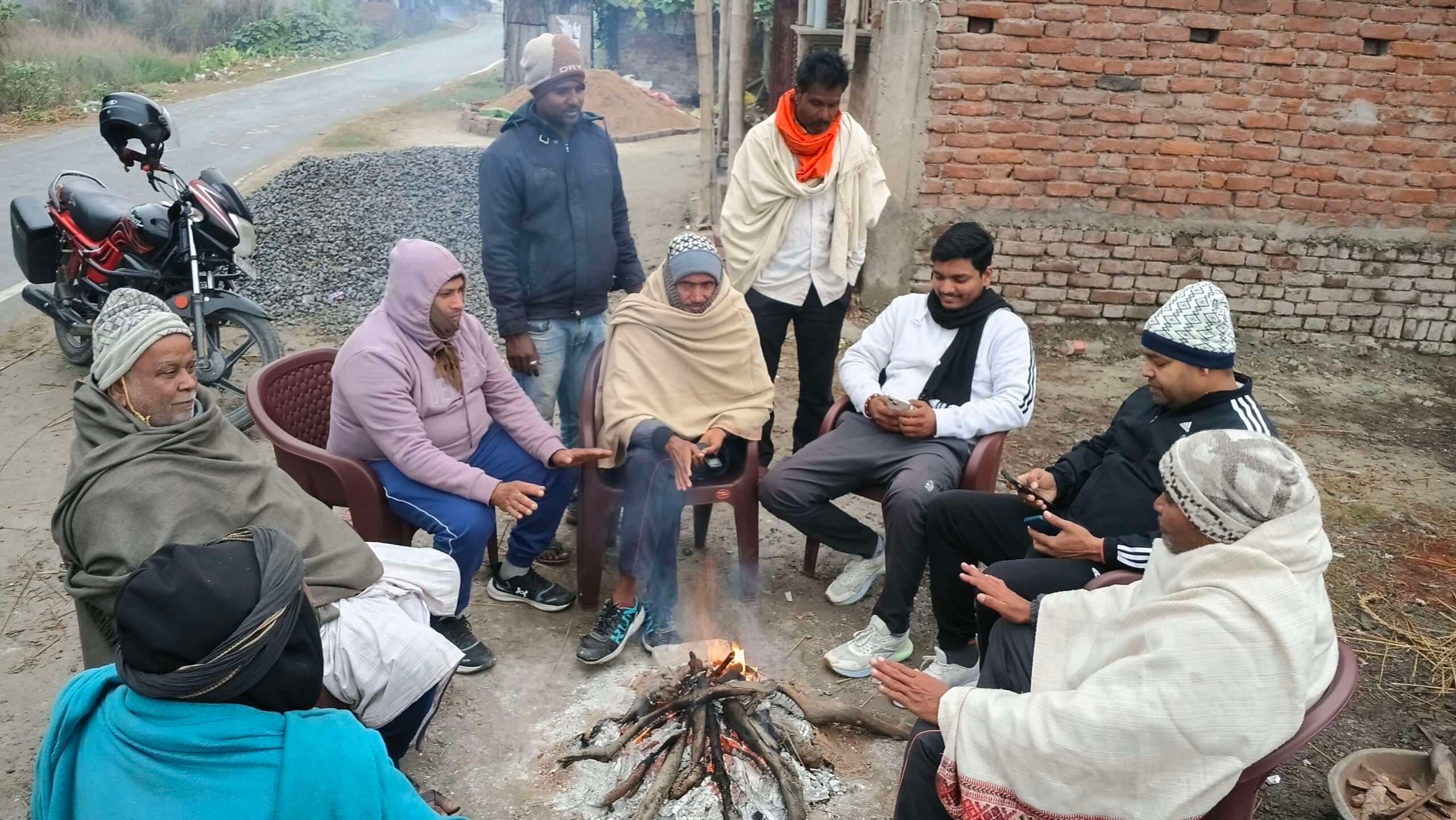 तेज हवाओं ने बढ़ायी कनकनी, लोग घरों में दुबके