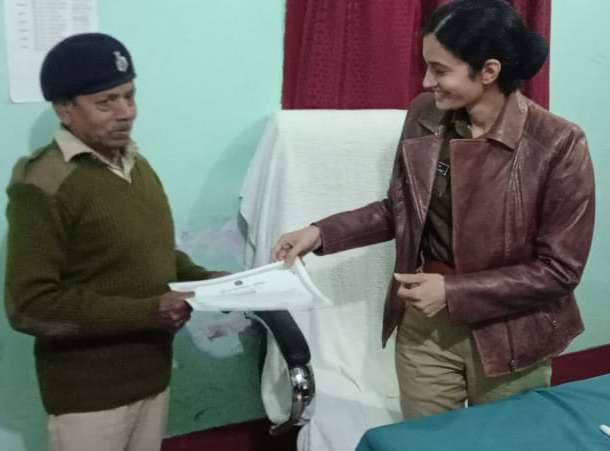 एसपी ने चौकीदार को किया सम्मानित