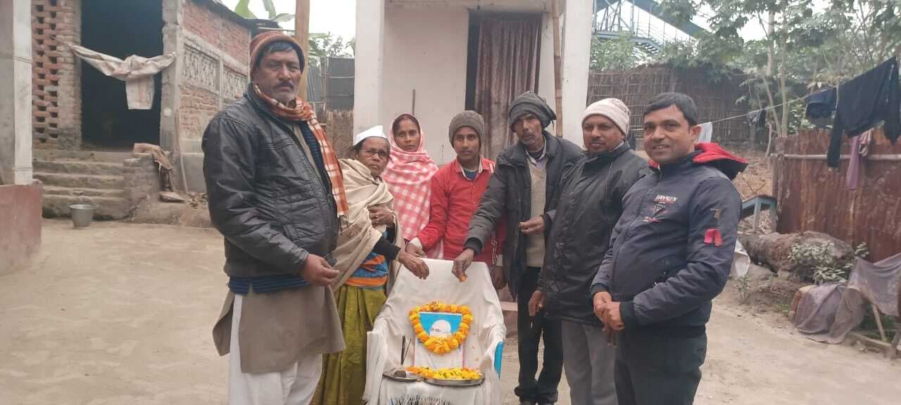 कांग्रेस स्थापना दिवस पर भपटियाही में झंडोत्तोलन, गांधी के आदर्शों पर चलने का संकल्प