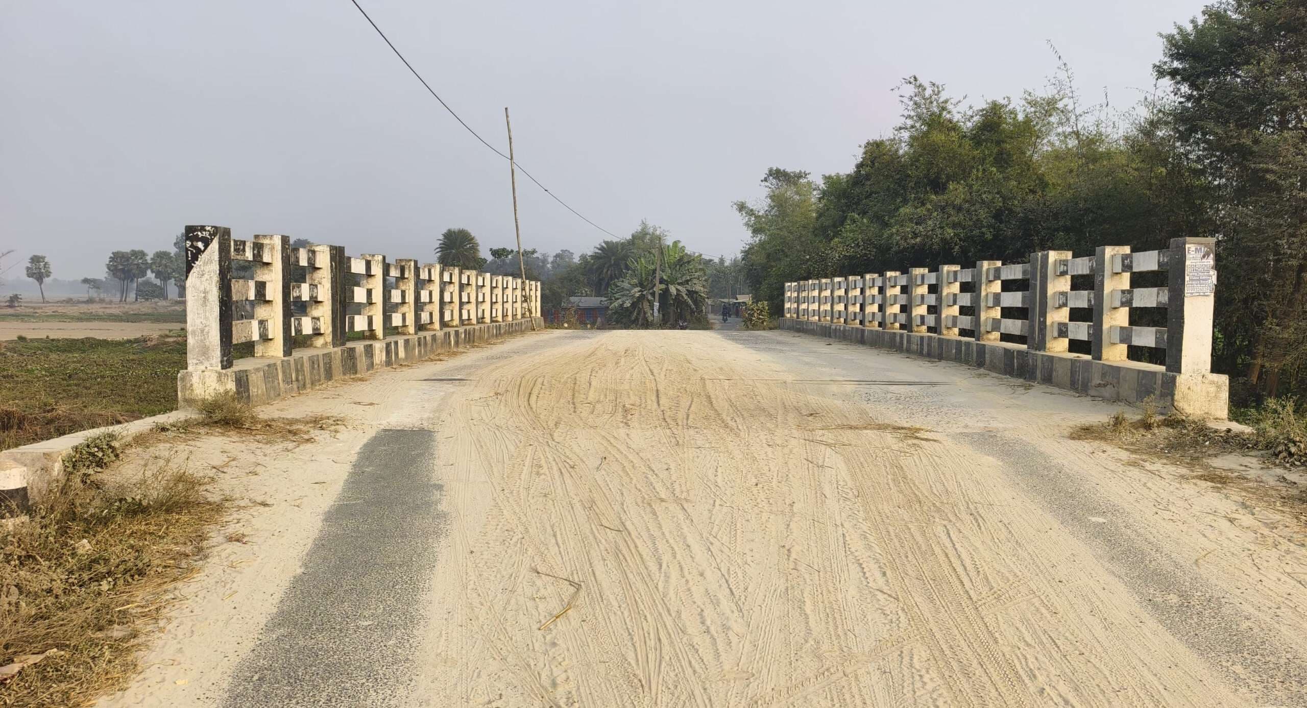 दुर्घटना को दावत दे रहा रानीपतरा-मंझेली मार्ग पर क्षतिग्रस्त एप्रोच पथ