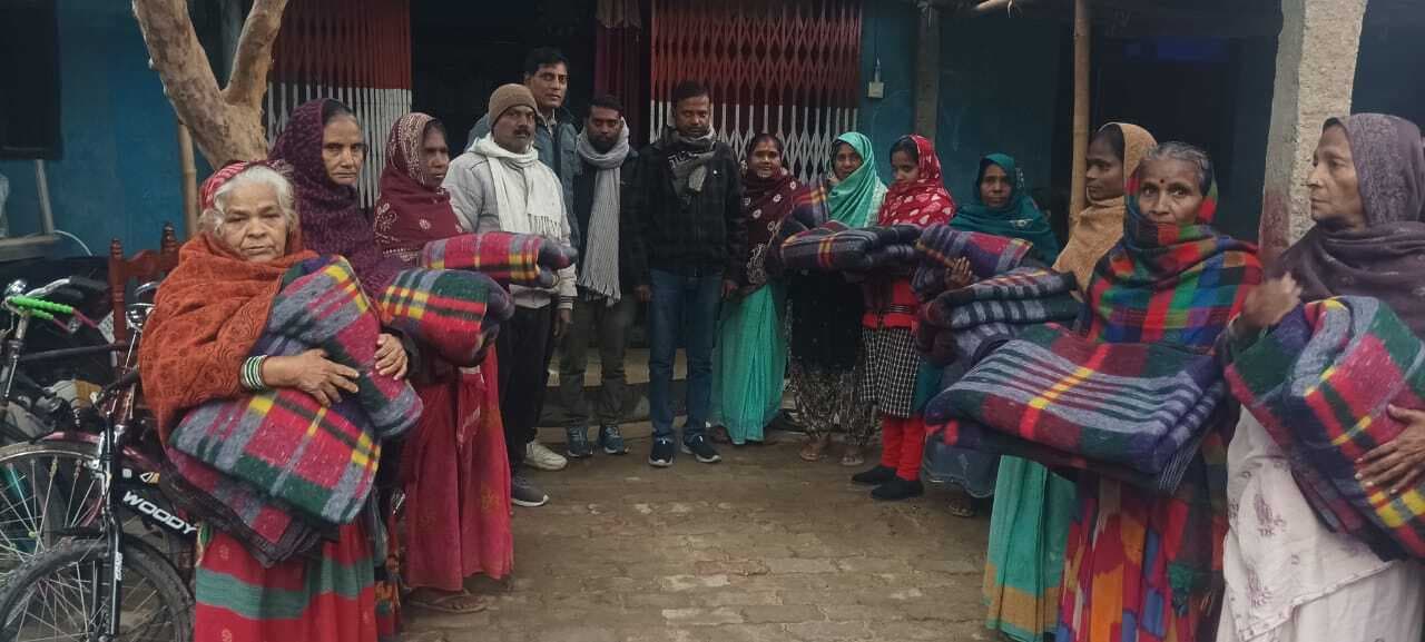 सांसद निधि कोष से लाचार लोगों के बीच बांटे गये कंबल