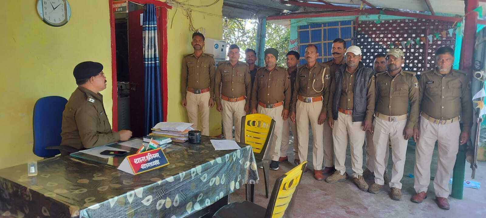 थानाध्यक्ष ने साप्ताहिक परेड में ग्रामीण पुलिस को रात्रि गश्ती का दिया निर्देश