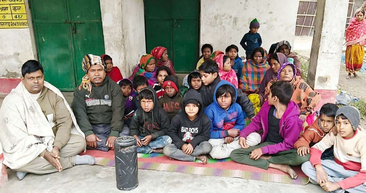 पीएम की मन की बात कार्यक्रम में शामिल हुए कार्यकर्ता