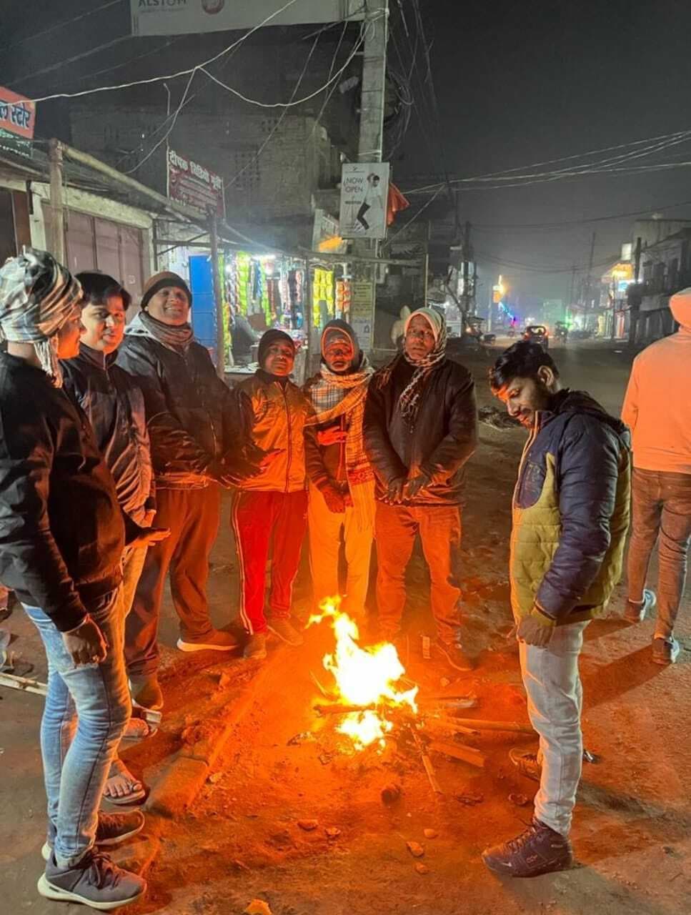 बर्फीली हवाओं ने लोगों को घरों में दुबकने पर किया मजबूर