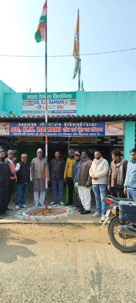 स्थापना दिवस पर कांग्रेसियों ने फहराया पार्टी का झंडा
