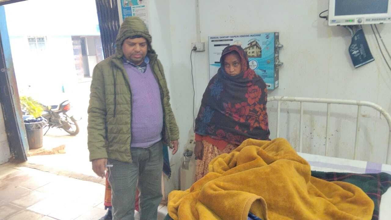 अलाव तापने के दौरान झुलसी वृद्ध महिला, रेफर