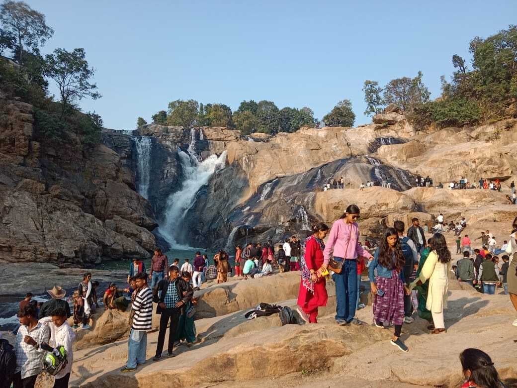 दशमफॉल और धार्मिक पर्यटन स्थल में सैलानियों की भीड़ उमड़ी