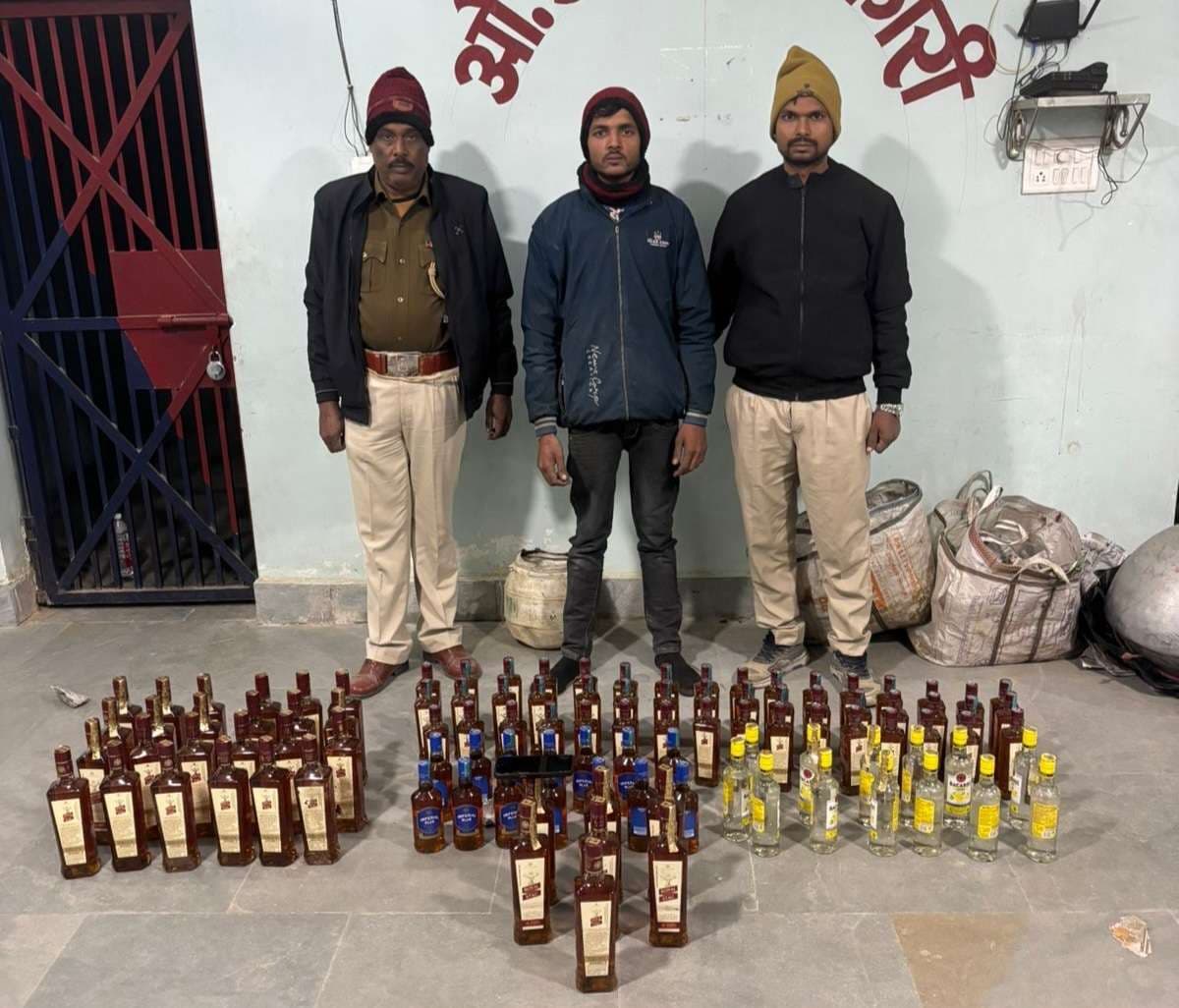 बाइक सवार तीन तस्करोंसे 66.375 लीटर शराब बरामद