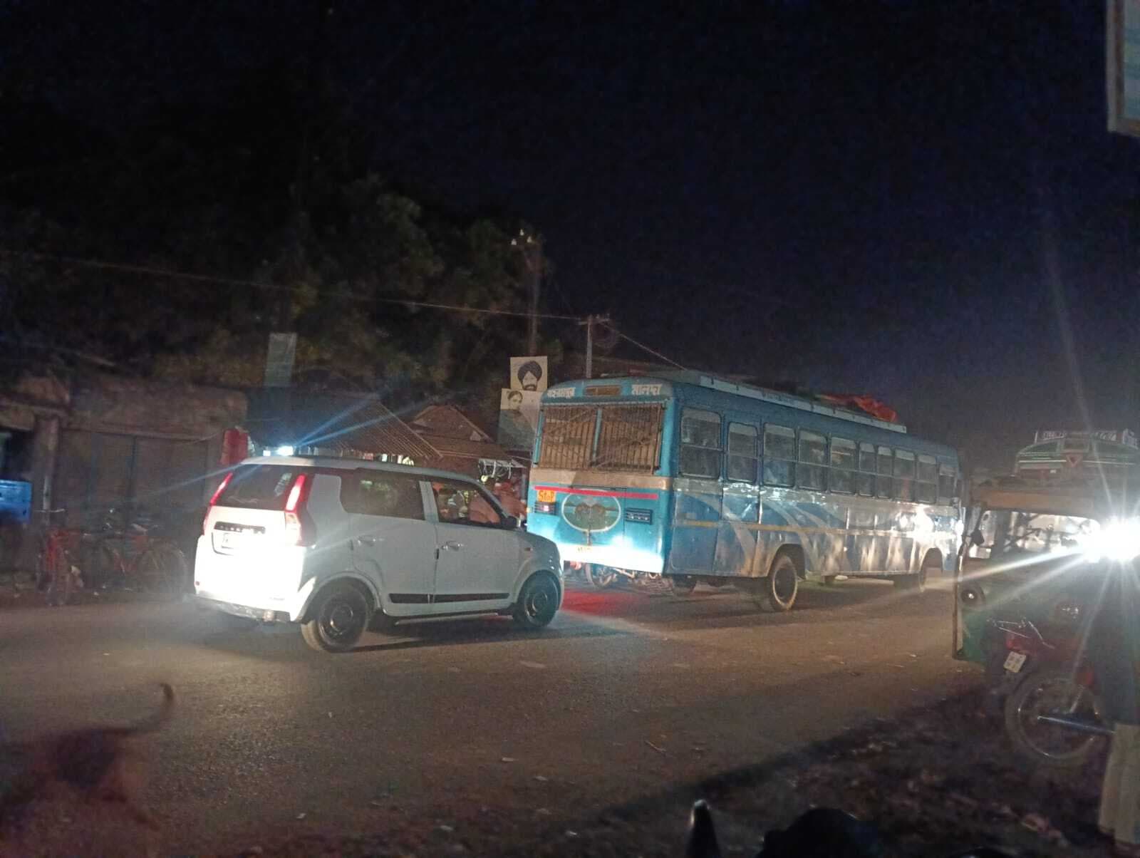 रानीश्वर बाजार में सड़क जाम से परेशान दिखे लोग